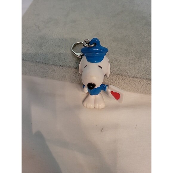 Vintage Peanuts UFS Snoopy Mailman holding Valentine Card W/Heart Keychain 2.5" - Picture 2 of 13